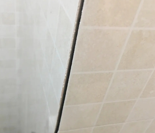 华容瓷砖空鼓维修公司分享阳台瓷砖脱落的修复过程可以分为以下几个步骤