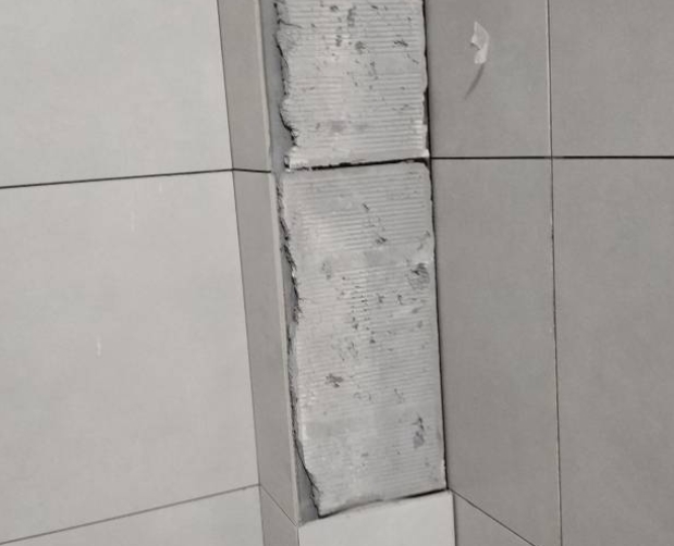 华容瓷砖空鼓维修公司分享下瓷砖施工前基层浇水润湿程度不足，可能导致以下问题