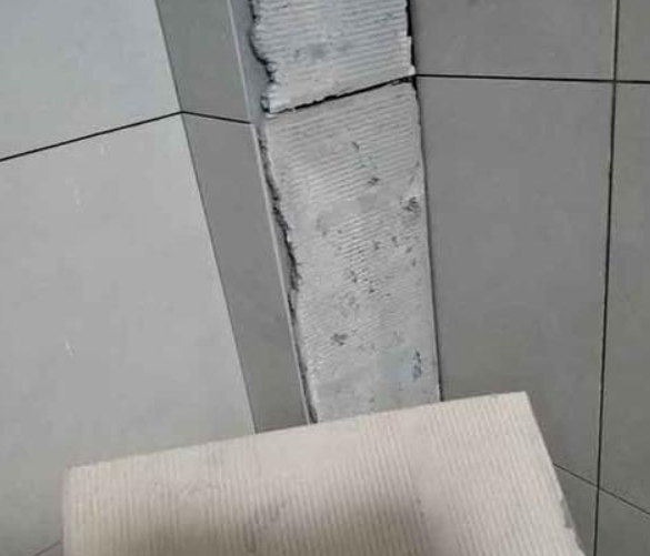 华容瓷砖空鼓维修公司分享下厨房瓷砖脱落的补救措施。
